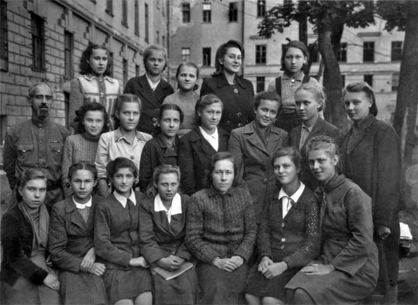 8 класс 163-й женской школы в 1946 году