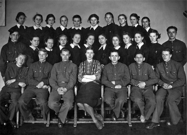 9-А класс в 1954-1955 учебном году. В центре - И.Д. Ге